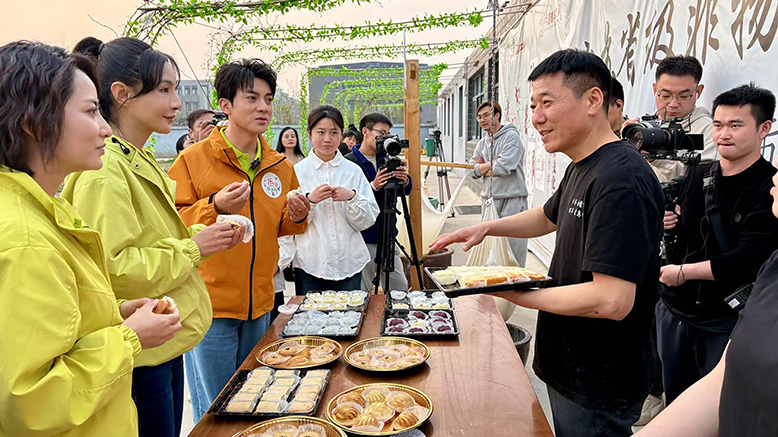 央視農(nóng)業(yè)農(nóng)村頻道《樂(lè)游新鄉(xiāng)村》攝制組走進(jìn)我縣