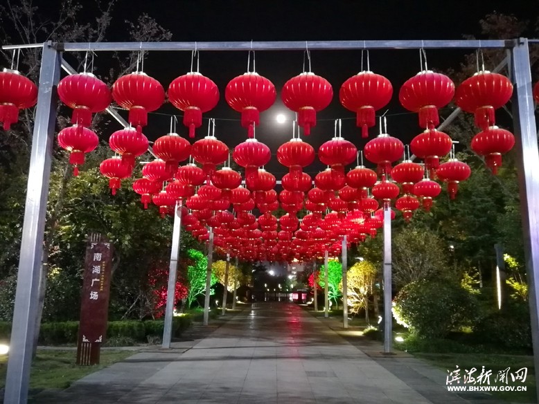 夜色下的南湖廣場一角