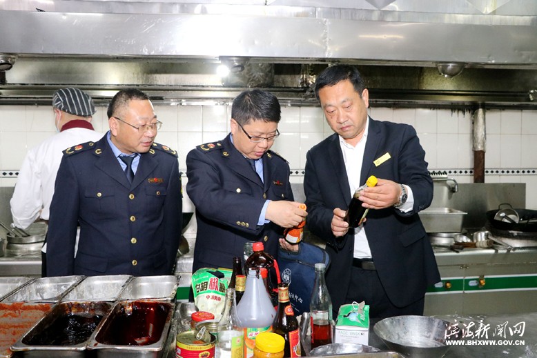 縣市場(chǎng)監(jiān)管局工作人員檢查高考、中考期間餐飲服務(wù)安全監(jiān)管工作