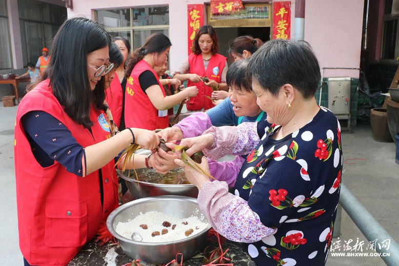 東坎街道蔬菜社區(qū)志愿者走進(jìn)陽(yáng)光敬老院