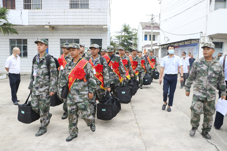 我縣今年第一批新兵奔赴軍營