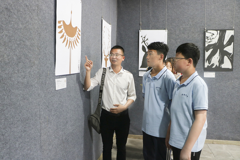 “品鑒鹽城·守望濕地”首屆絲網(wǎng)印刷海報創(chuàng)意設(shè)計主題作品展