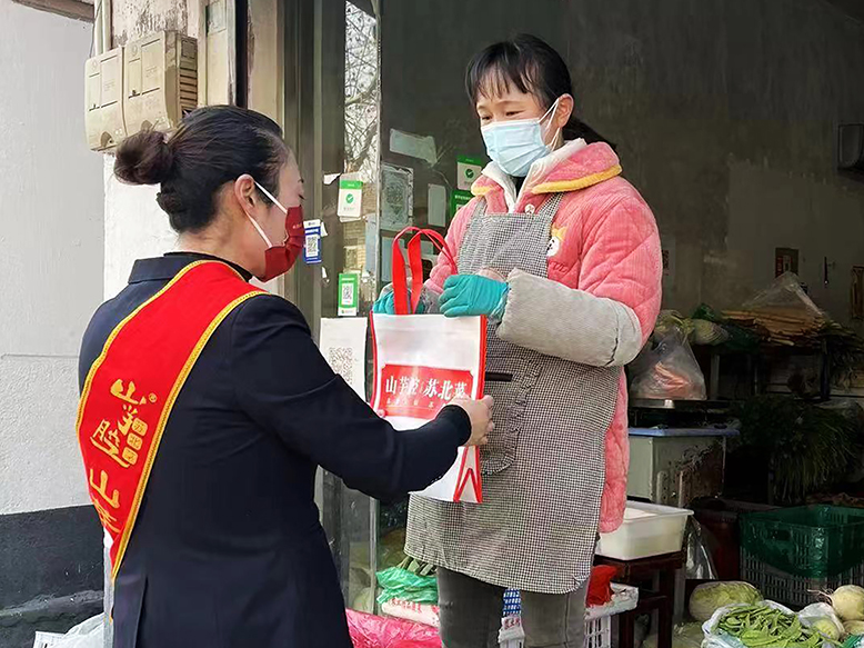 江蘇山芋腔餐飲有限公司為群眾免費(fèi)送物上門(mén)
