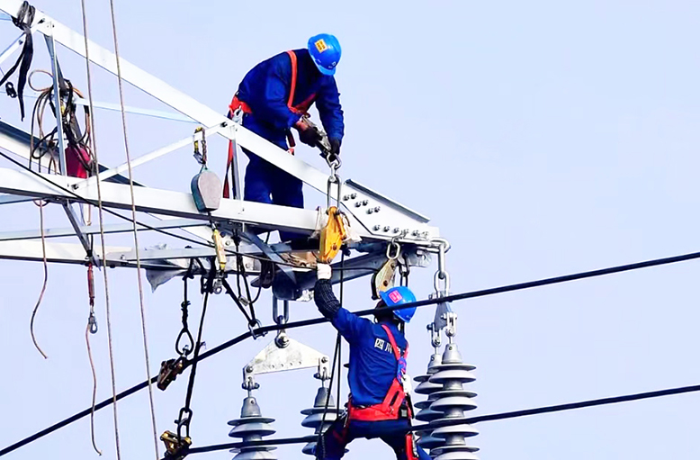 國網(wǎng)濱?？h供電分公司組織電力維護人員對運營線路全方位維檢