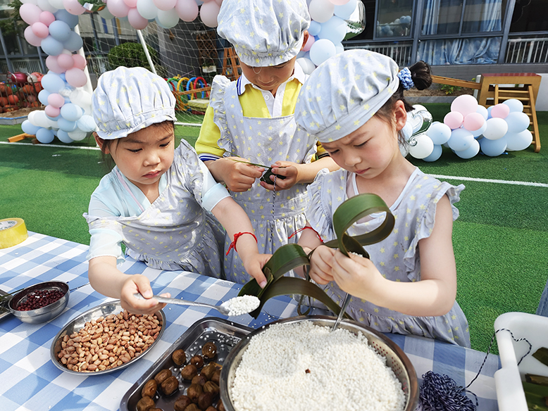 縣政府機關(guān)幼兒園人民路園區(qū)開展“‘粽’情六一·童趣小孩節(jié)”系列活動