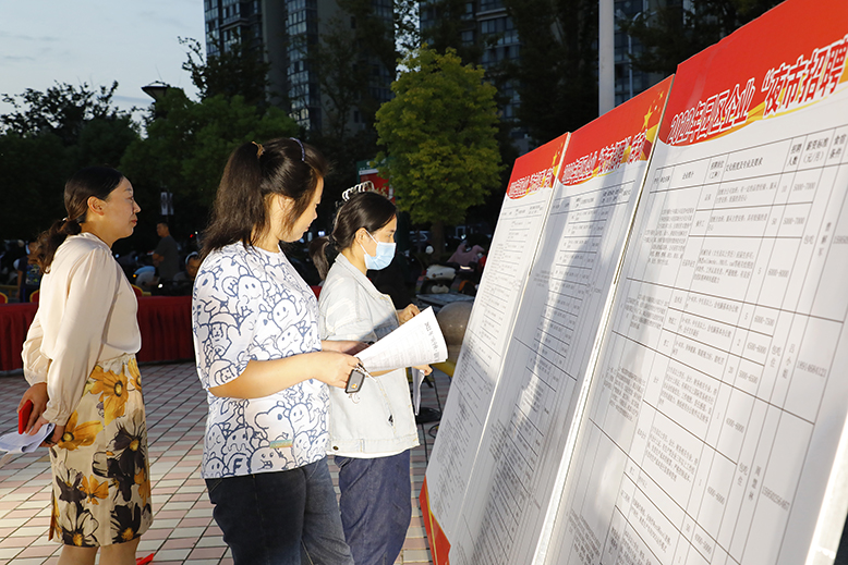 縣人社局舉辦2022年園區(qū)企業(yè)“夜市招聘”活動(dòng)