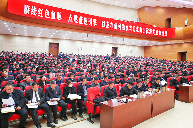 參加縣委十三屆六次全會(huì)與會(huì)人員認(rèn)真聆聽(tīng)縣委全會(huì)報(bào)告