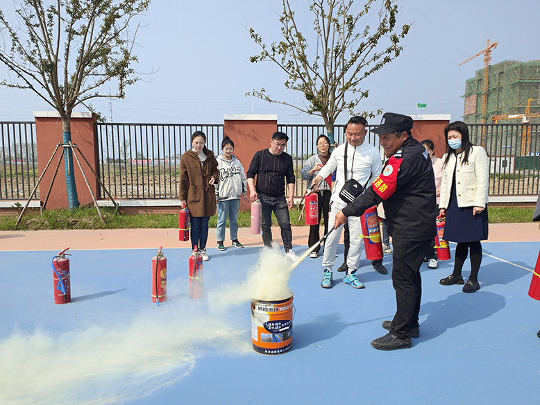 縣實(shí)驗(yàn)小學(xué)育才路校區(qū)開展教職工滅火器使用實(shí)操演練活動(dòng)