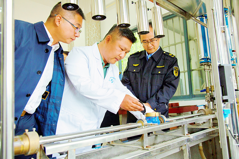 縣綜合檢測中心對縣水表檢定站組織開展民用水表專項(xiàng)檢查