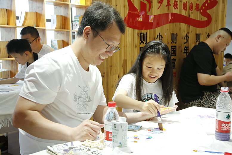 “父愛(ài)如‘衫’感恩永存”親子T恤彩繪活動(dòng)