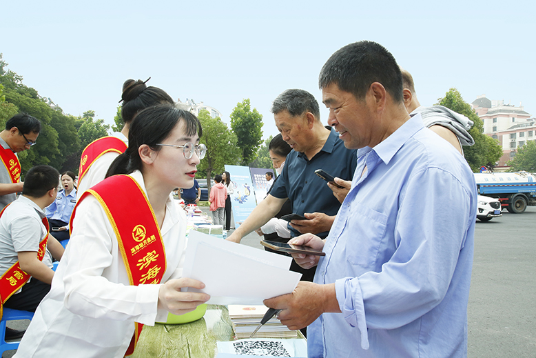 我縣舉行“守住錢袋子護(hù)好幸福家”防范非法集資及金融領(lǐng)域平安建設(shè)廣場(chǎng)宣傳日活動(dòng)