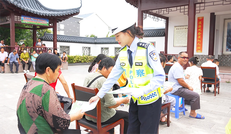 縣公安局交警大隊(duì)深入到農(nóng)戶(hù)家中宣講交通安全常識(shí)