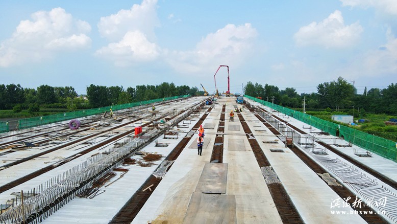 跨沈海高速公路大橋箱梁架設現(xiàn)場