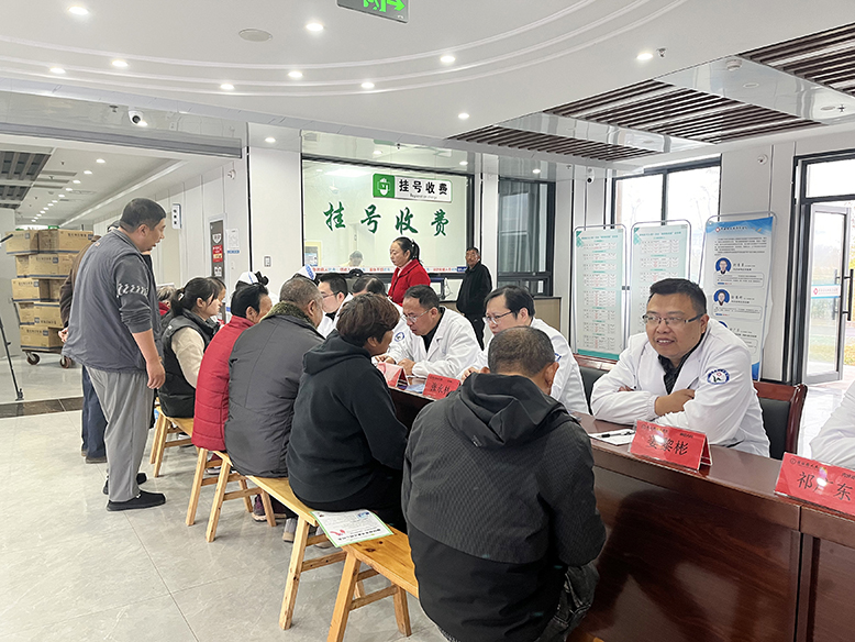 縣人民醫(yī)院到天場鎮(zhèn)衛(wèi)生院開展義診活動(dòng)