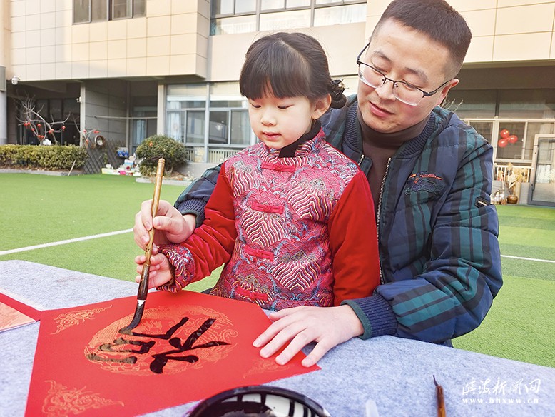 縣機(jī)關(guān)幼兒園舉行“迎新年、福來(lái)到”親子活動(dòng)