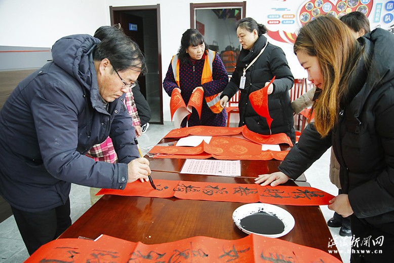 “翰墨飄香迎新春，書寫春聯(lián)送祝?！睍ɑ菝窕顒?dòng)
