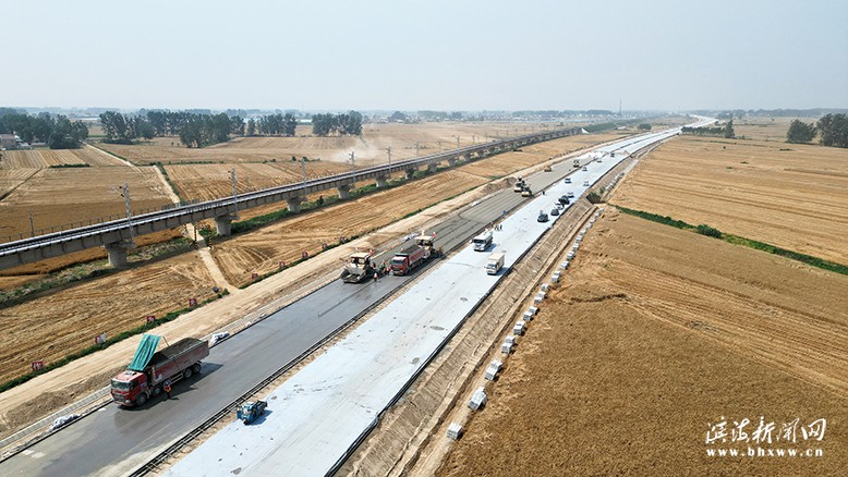 濱淮高速公路鹽城段路面1標施工現(xiàn)場